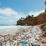 plásticos contaminam oceanos com microplásticos