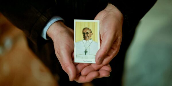 Papa Francisco recebe alta do hospital neste domingo