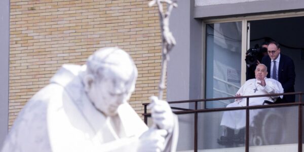 Papa Franciso deixa hospital depois de 38 dias de internação