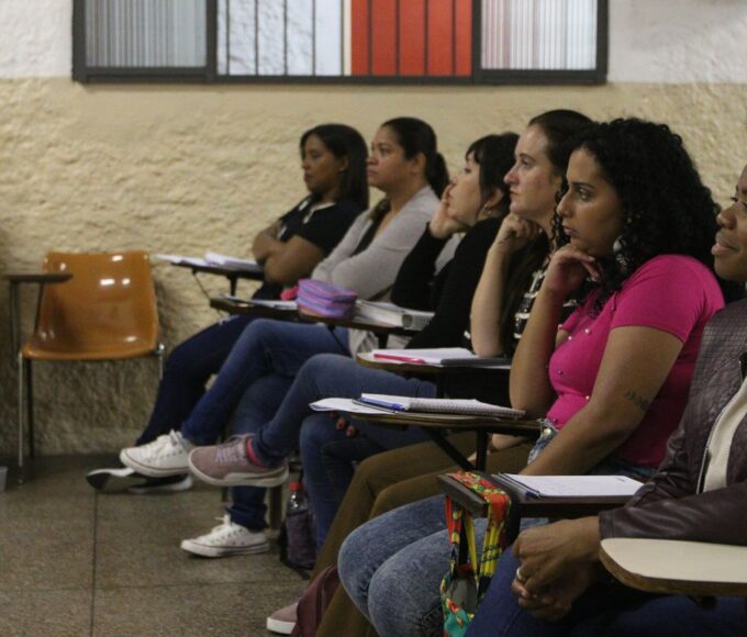 Rede de cursinhos populares dá bolsa de R$ 200 a estudantes