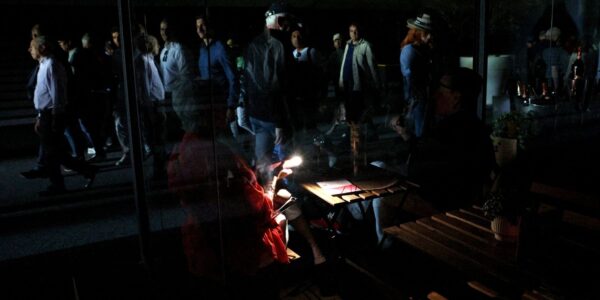 Após apagão, energia começa a voltar na Espanha e em Portugal