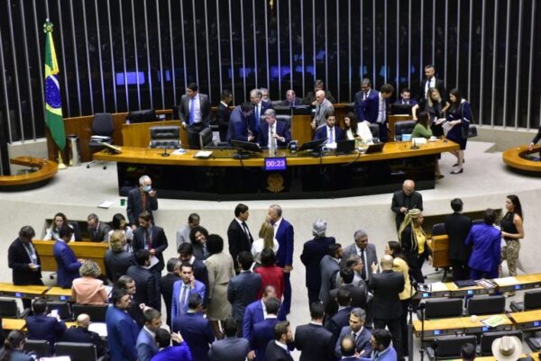 votação na Câmara de urgência para rgime fiscal, o arcabouço fiscal