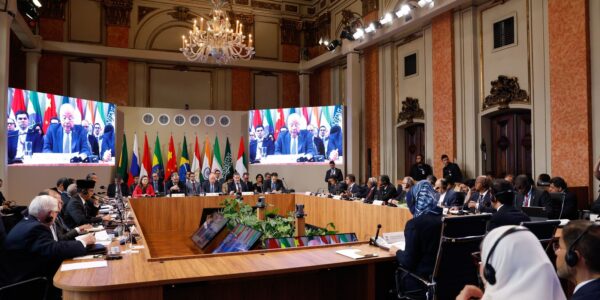 Chanceleres do Brics se reúnem para discutir crises globais