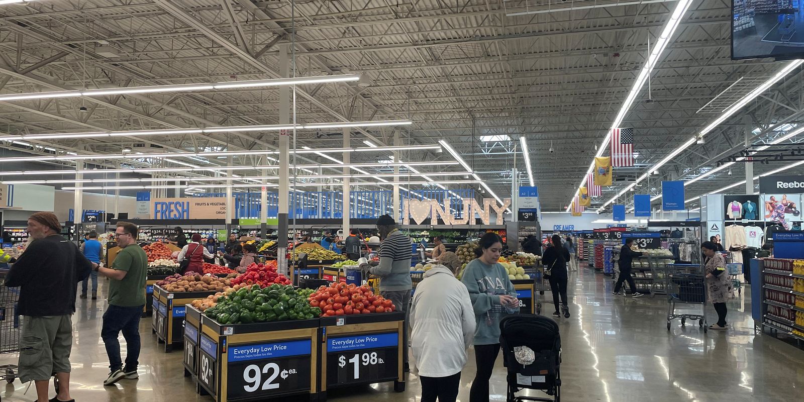 Estados Unidos vão taxar produtos chineses em até 104%