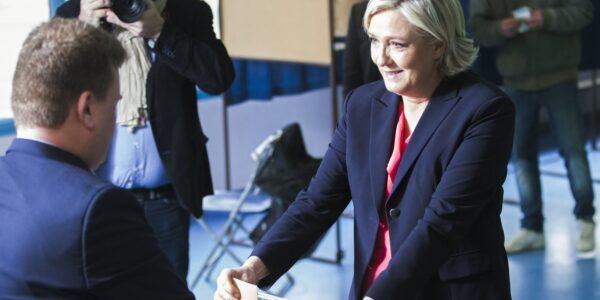 Marine Le Pen é condenada na França e não poderá concorrer às eleições