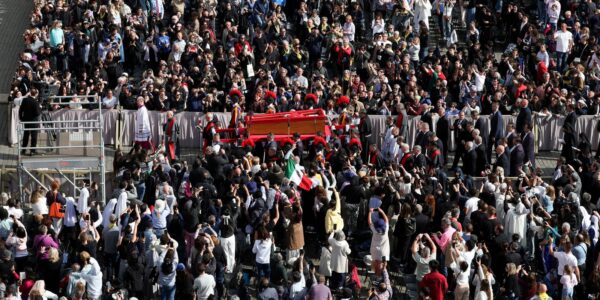 Milhares de pessoas prestam últimas homenagens ao papa Francisco
