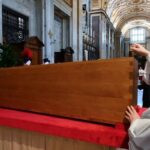 Milhares de pessoas visitam o túmulo do Papa Francisco neste domingo