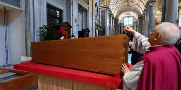 Milhares de pessoas visitam o túmulo do Papa Francisco neste domingo