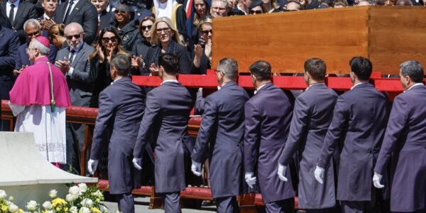 Papa Francisco é sepultado em Roma