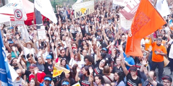 Professores municipais de SP decidem continuar greve