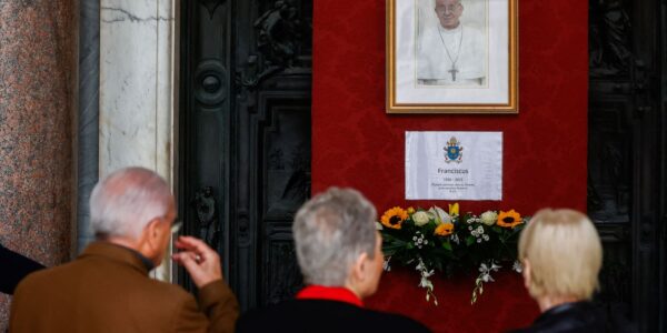 Vaticano exalta papado de Francisco por sua ação em favor dos pobres