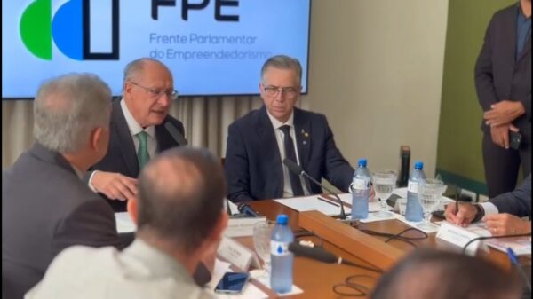 Alckmin participa de reunião com parlamentares para discutir impactos da guerra comercial