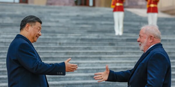 Em visita à China, Lula assina acordos comerciais e na área de saúde