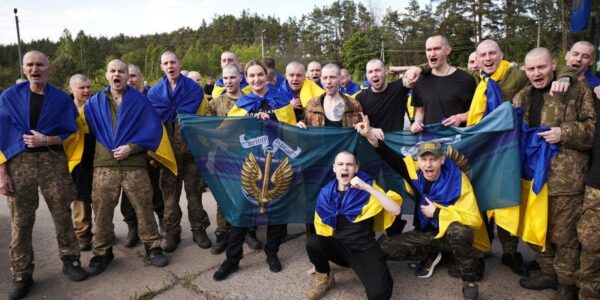 Giro internacional: Rússia e Ucrânia trocam centenas de prisioneiros