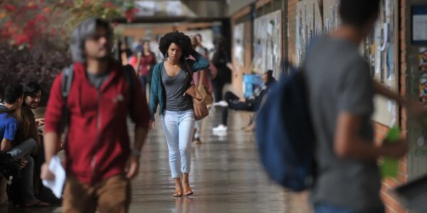 Iniciativa oferece bolsas para alunos negros acessarem ensino superior