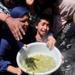 Israel abre fogo contra milhares de palestinos famintos em Gaza