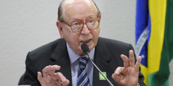 Morre no Rio, aos 97 anos, o escritor e gramático Evanildo Bechara