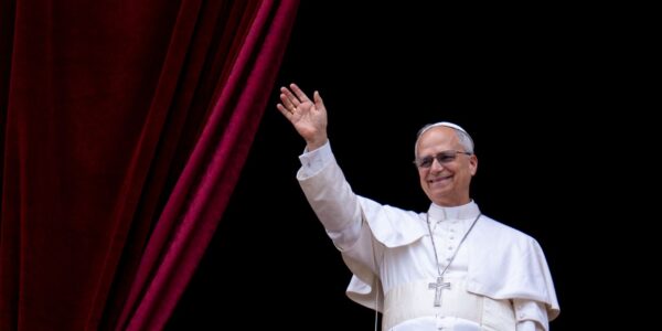 Papa Leão XIV toma posse oficialmente como bispo de Roma