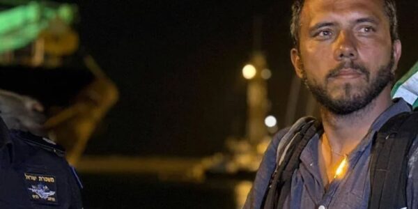 Ativista Thiago Ávila preso por Israel desembarca no Brasil