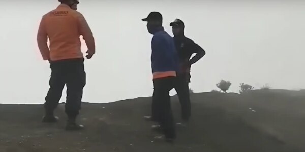 Corpo de brasileira é resgatado de vulcão na Indonésia