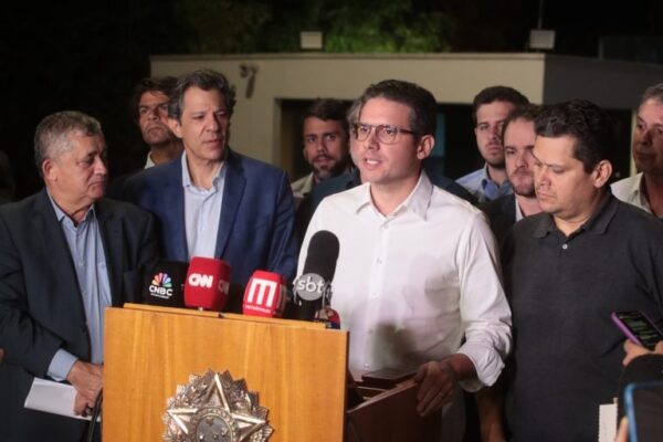 Motta concede entrevista ao lado de líderes, Haddad e Alcolumbre