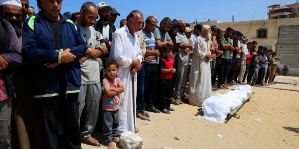 Israel mata 50 palestinos atacando multidão que esperava por comida