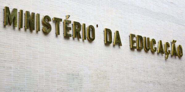 MEC libera acúmulo de benefícios para estudantes de graduação