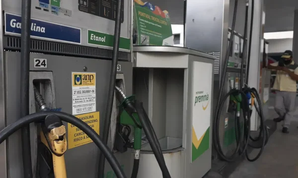 Petrobras reduz preço da gasolina para distribuidoras