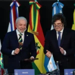 Luiz Inácio Lula da Silva na cerimônia de transmissão da Presidência Pro Tempore do Mercosul ao Brasil com o presidente da Argentina, Javier Milei -