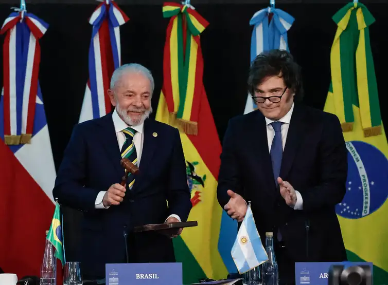 Luiz Inácio Lula da Silva na cerimônia de transmissão da Presidência Pro Tempore do Mercosul ao Brasil com o presidente da Argentina, Javier Milei -