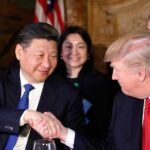 Donald Trump e Xi Jinping apertam as mãos