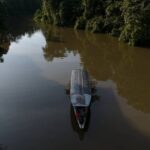 Com tecnologia própria, indígenas da Amazônia lançam frota de barcos movidos a energia solar