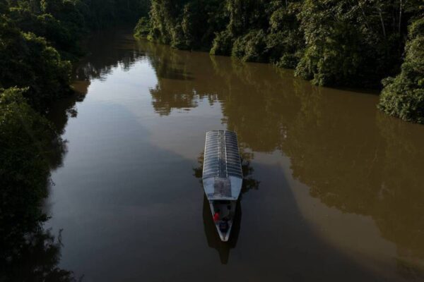 Com tecnologia própria, indígenas da Amazônia lançam frota de barcos movidos a energia solar