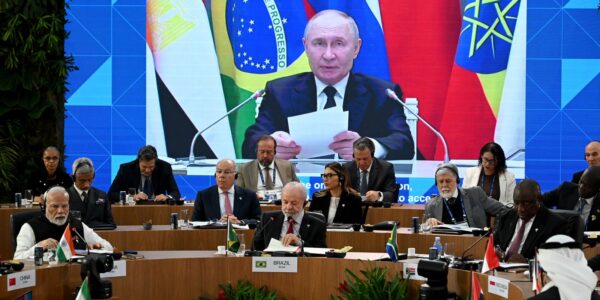 Putin defende uso de moedas locais em transações de países dos Brics