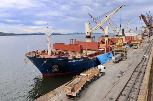 soja importada sendo descarregada no porto de paranaguá navio eua
