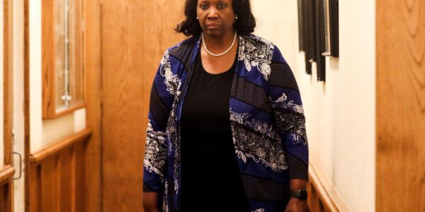 Demitida por Trump, Lisa Cook afirma que fica no cargo