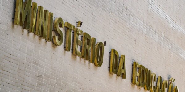 MEC lança curso de 180 horas para professores do ensino médio público