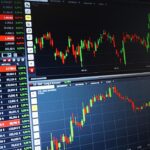 tela de computador com gráfico de cotações