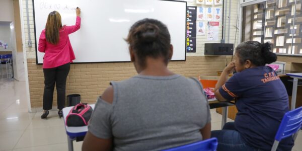 Alfabetização de adultos pode aumentar renda em até 16%, aponta estudo