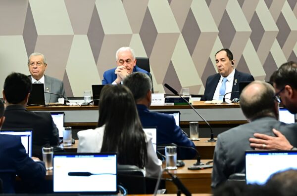 PEC da Blindagem é rejeitada pela CCJ do Senado