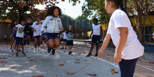 Sem celulares, desempenho escolar e socialização melhoram no Rio