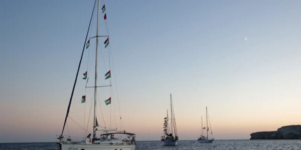 Ativistas capturados em flotilha são escoltados para Porto de Asdode