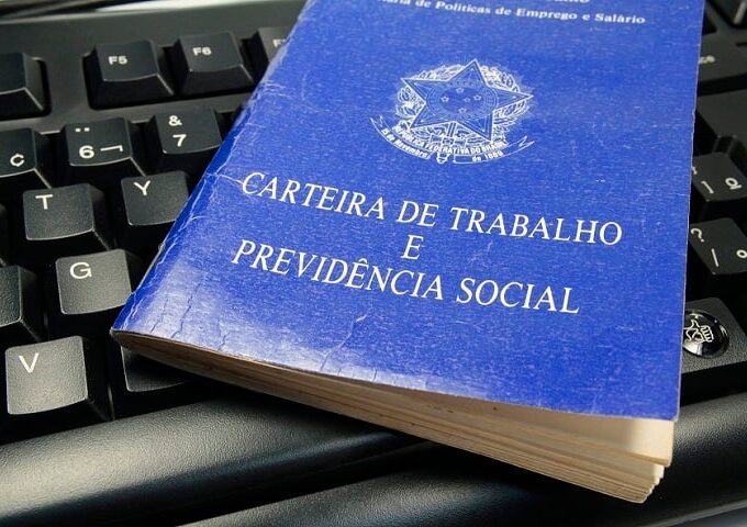 ibge, desemprego, carteira de trabalho