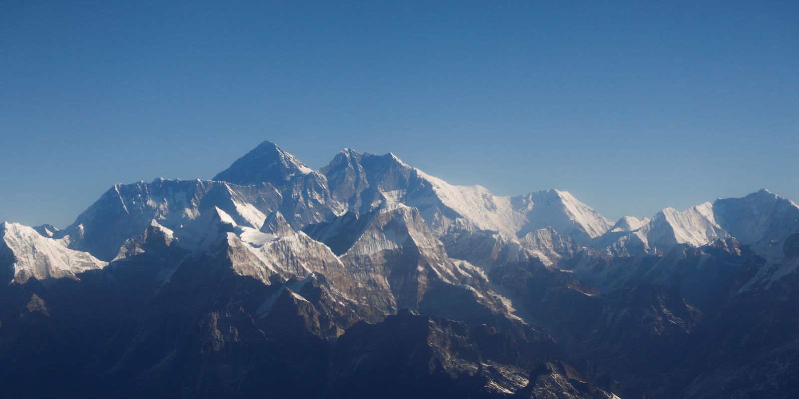 Cerca de 200 pessoas estão presas no monte Everest