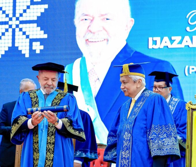 Lula recebe título Honoris Causa e critica concentração de renda