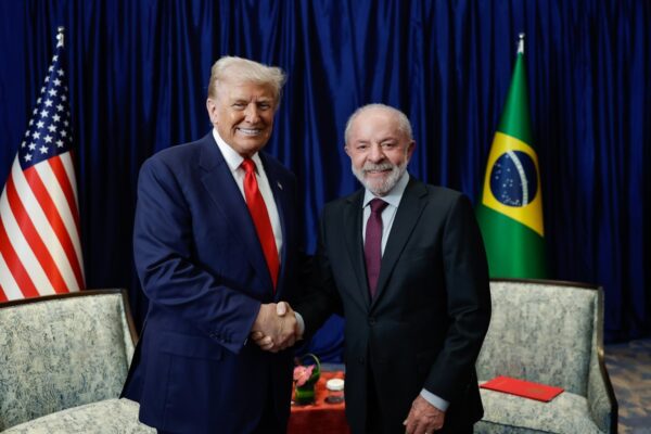 Lula se reúne com Trump na Malásia e discute relações entre Brasil-EUA