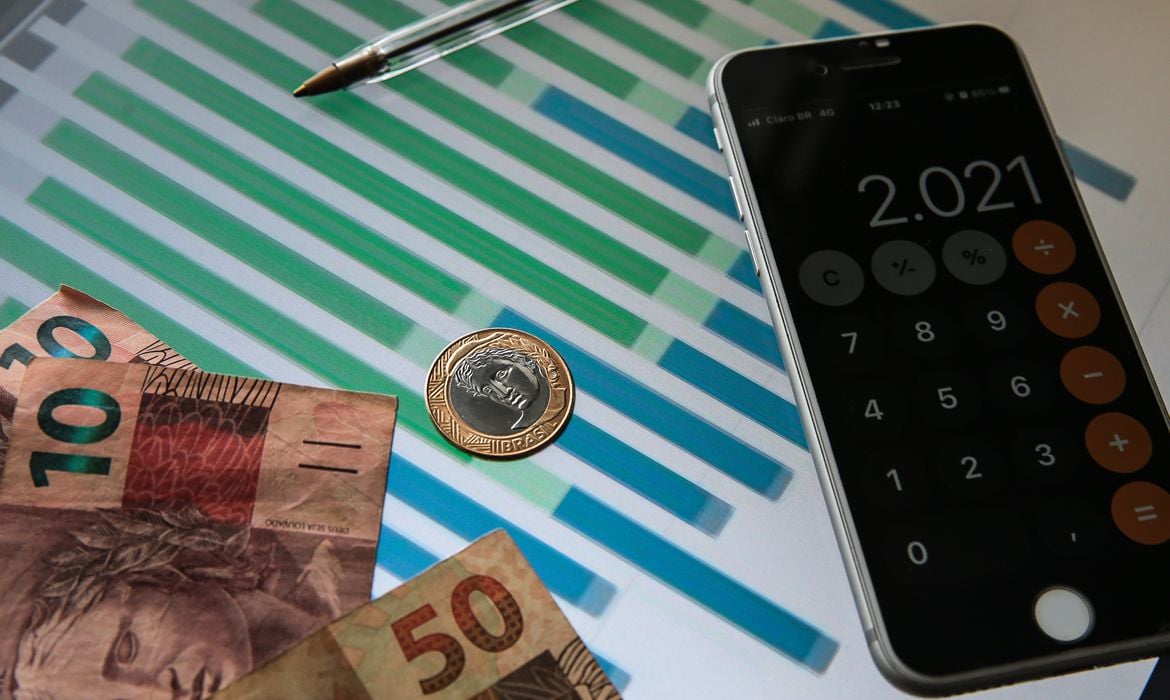 Mercado volta a reduzir previsão de inflação e mantém juros em 15% para 2025
