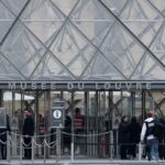 Museu do Louvre sofre assalto e perde peças de Napoleão