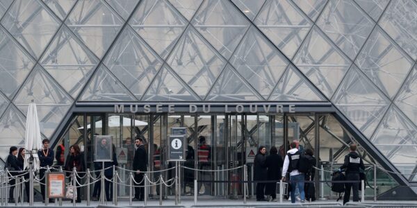 Museu do Louvre sofre assalto e perde peças de Napoleão