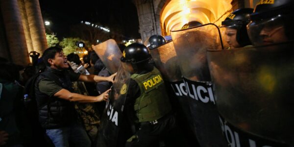 Peru decreta estado de emergência em Lima após protestos violentos